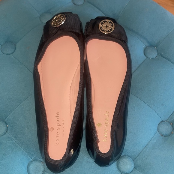 Kate Spade New York Black Patent Leather Fontana Too with Golden Logo Flats sz 6 - Picture 6 of 10